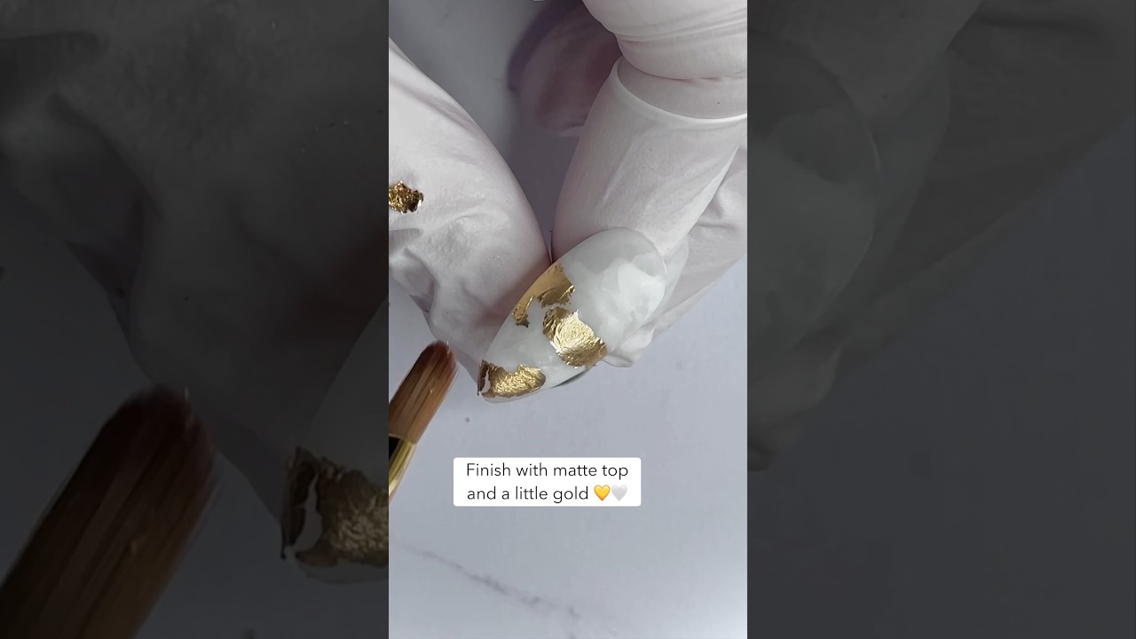 🤍 White on white marble nails 👀💛 