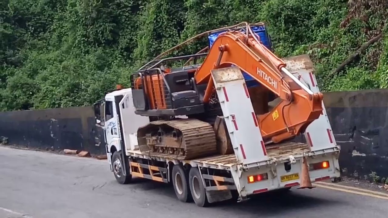 Truk colod diesel yg laka tunggal di pak pak bharat nampak reot bodynya