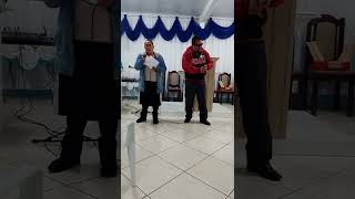 louvor reage, pai e mãe cantando na igreja