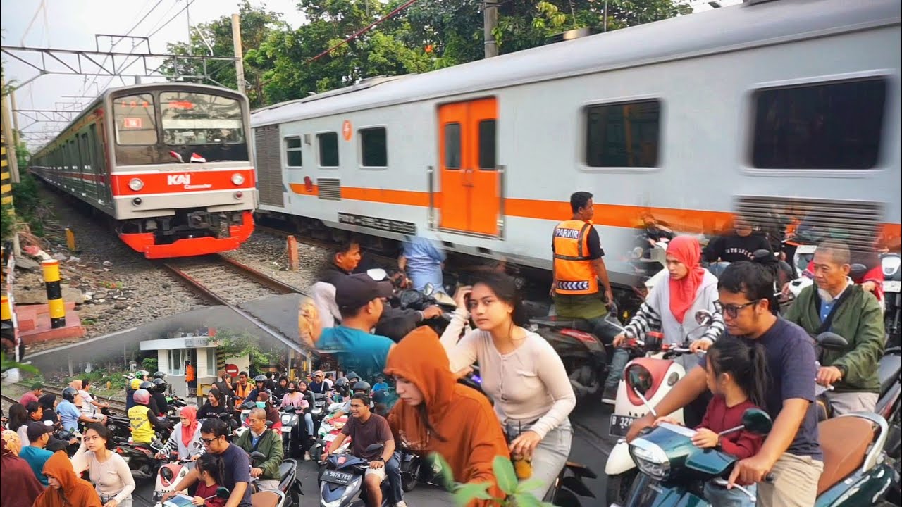 🔴Kereta panjang ngebut diperlintasan jalur sibuk kereta padat pengendara