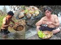 Survival Skills Wild Man Catch and Cook Fish on Rock / Eating Delicious