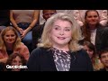 Catherine Deneuve intrigue par son comportement confus dans "Quotidien"