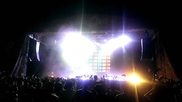 Major Lazer gets you to toss your shirts! Zoukout