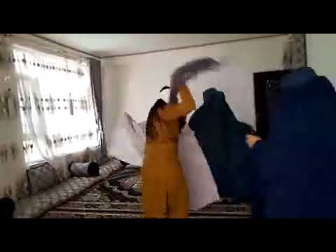 رقص زنان با چادر سنتی افغانستان "برقه" در واکنش به وضع محدودیت ها بر زنان از جالب طالبان.