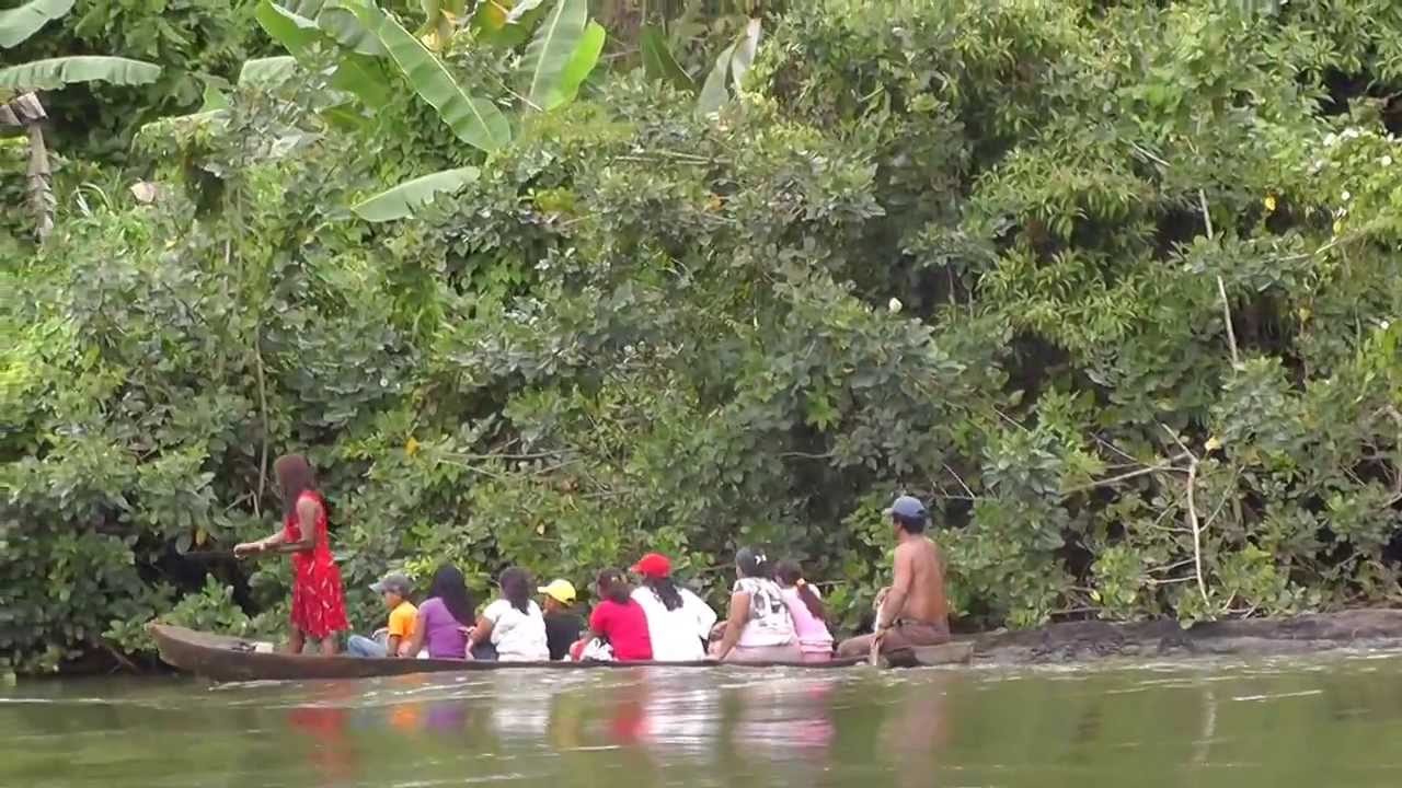 there are 10 people in this dugout canoe on the rio san