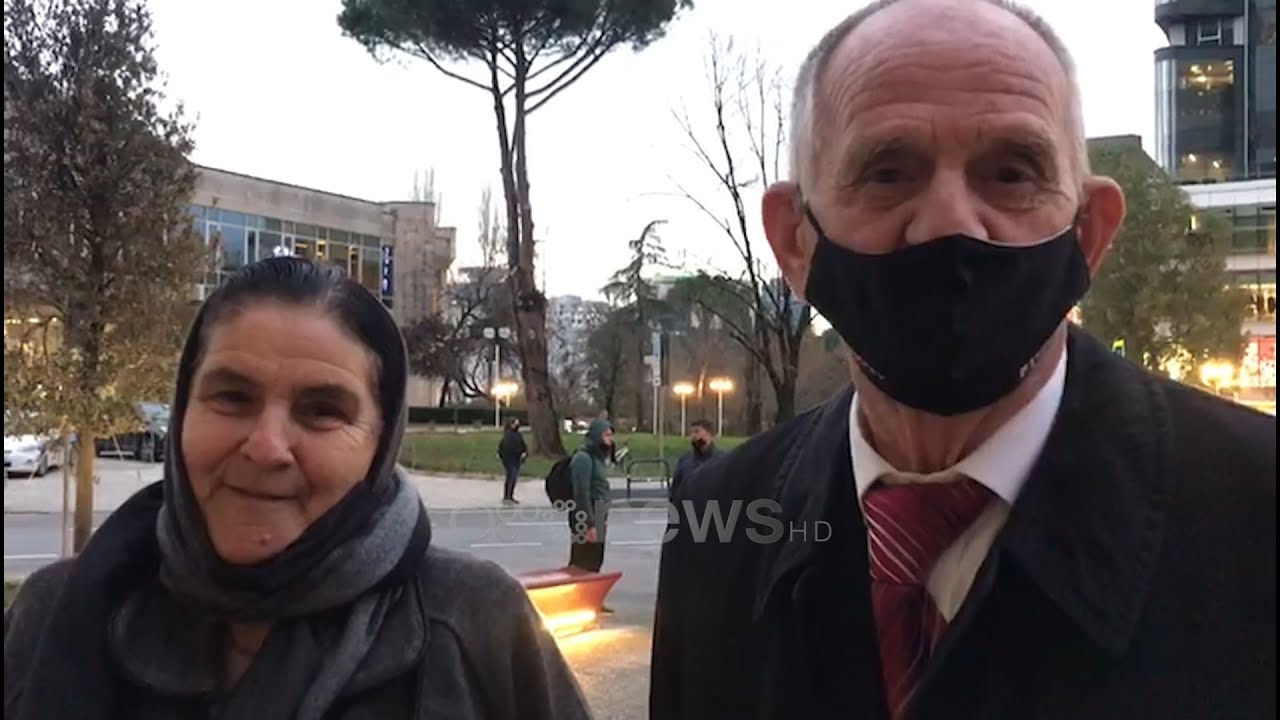 Ora News- Çifti i të moshuarve nxiton për te “Air Albania”: Kemi ardh për vaksinën, me zor po presim