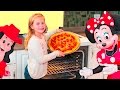 ASSISTANT Pizza Contest with Mickey Mouse and Minnie Mouse