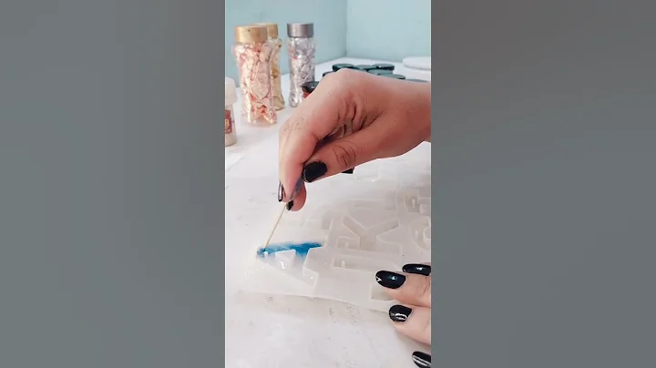 Making resin keychain with me || #shorts #resin #resinart #smallbusiness #keychain #satisfying