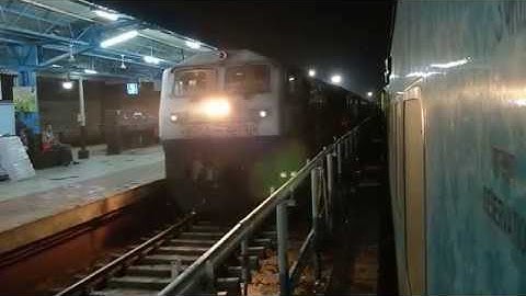 12548 Ahmedabad - Agra Fort Express Crossing 19044 BGKT BDTS Humsafar Express : Indian Railways
