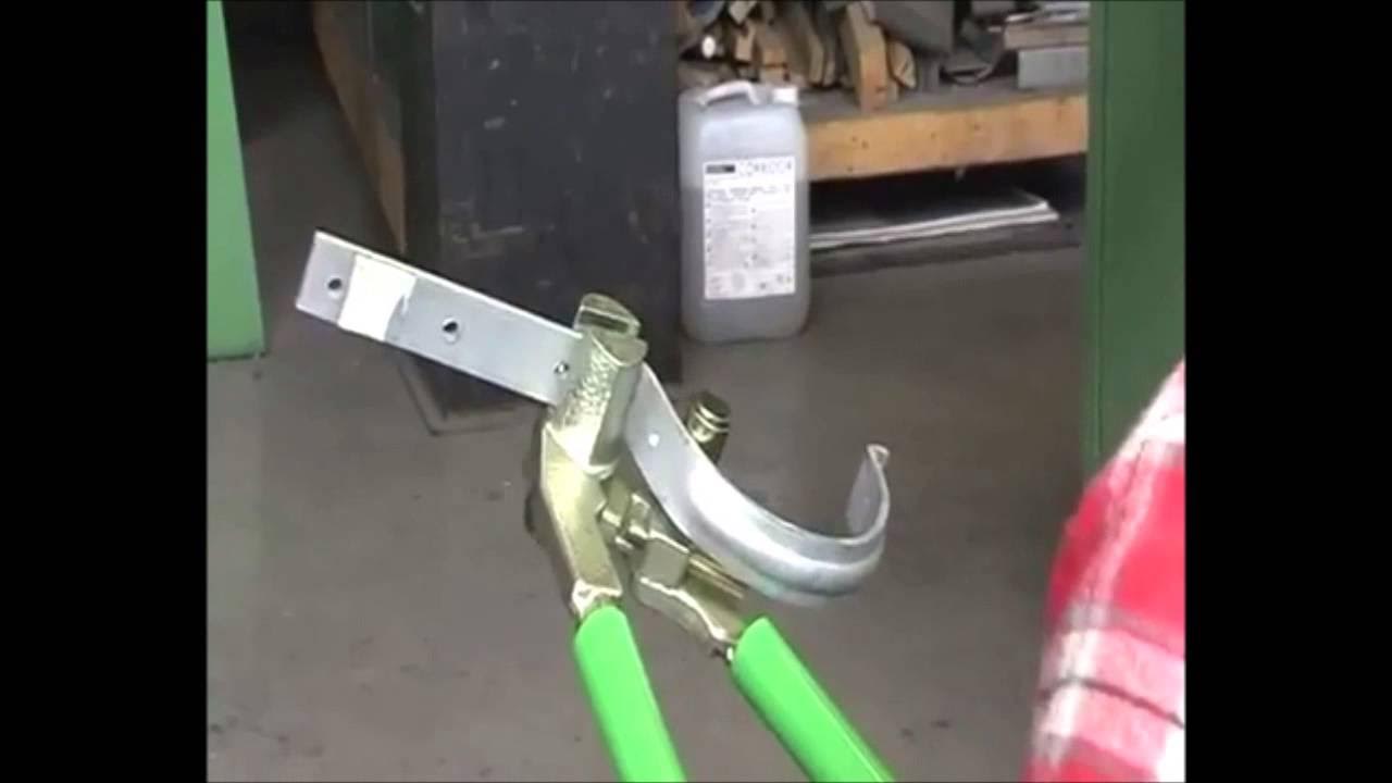 Как загнуть крюк. Крюки для водостока гнутые. Загиб держателей желоба. Самодельный крюк для вязки арматуры. Приспособа для загиба арматуры.