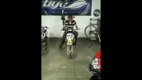 Mira como este Chico hace reir a cualquier en solo segundos!!