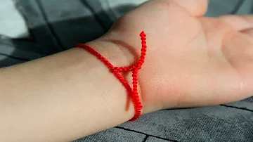 Come legare il filo rosso al polso?