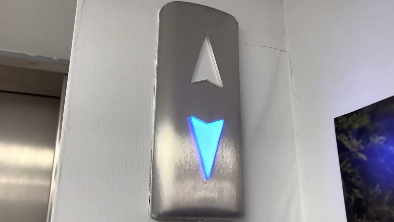 2007 OTIS GeN2 lift at Tesco extra basildon (going down)