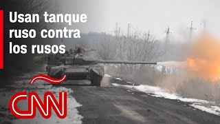 Soldado ucraniano usa un tanque ruso abandonado contra las tropas rusas