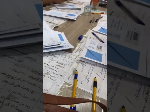 جانب من تصحيح دفاتر الوزارية الصف الثالث المتوسط لان سلملي 📚😻😹🤍✍ class=