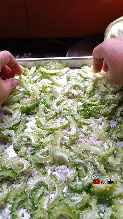 Salting bitter melon to preserve it, and at any time it can be used for cooking #wide reach