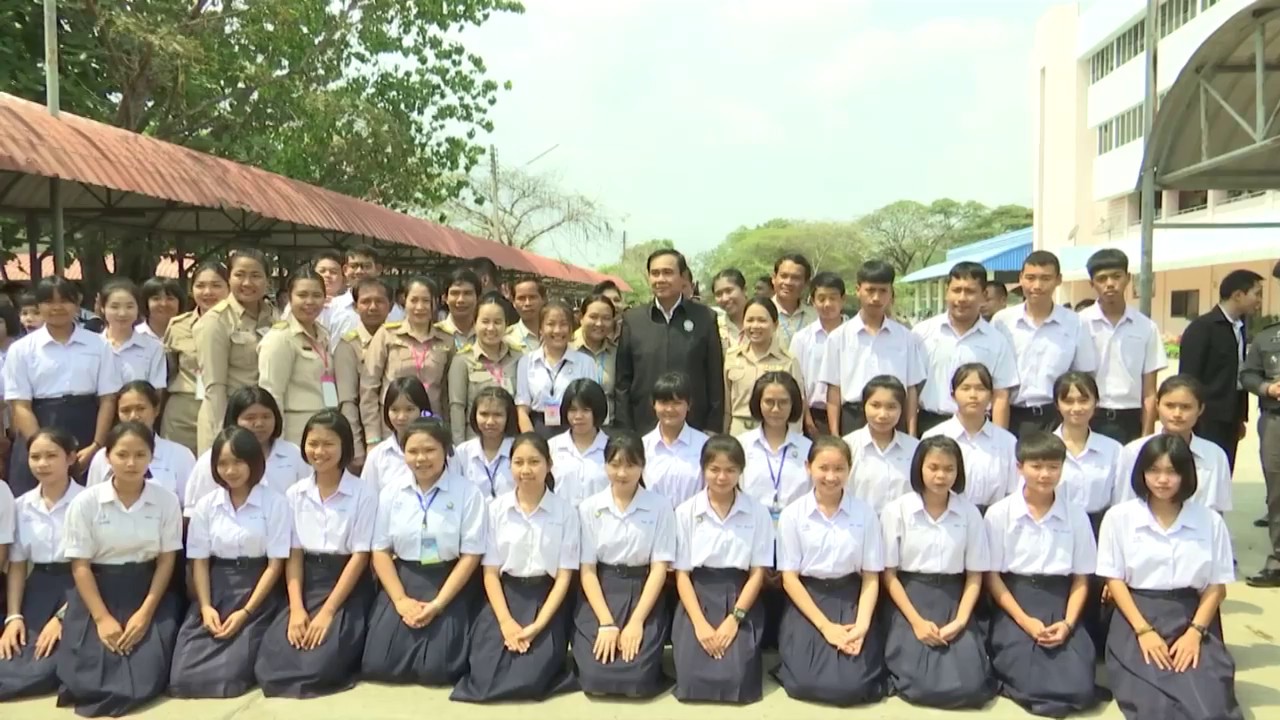 นายกรัฐมนตรีและคณะเยี่ยมชมการเรียนการสอนของโรงเรียนราษีไศล