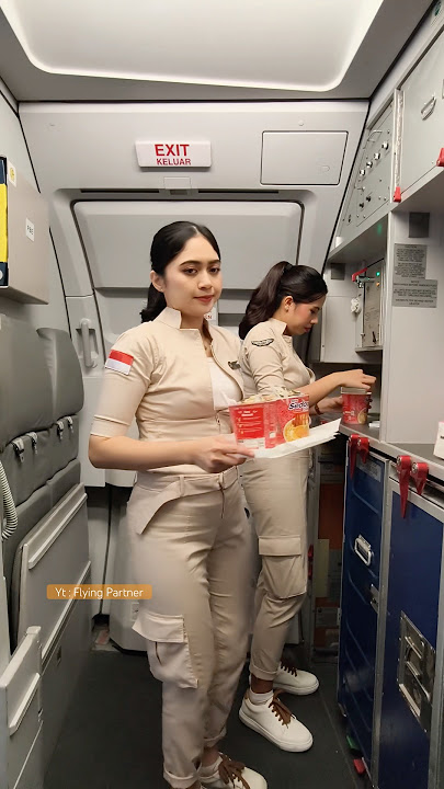 Pramugari Cantik Super Air Jet Lagi Menyajikan Menu Makan Pesanan Penumpang Dalam Pesawat 🥰💪💪