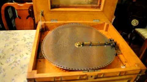 15.5" Regina Music box plays "Adeste Fidelis"