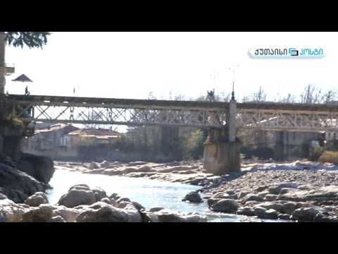 წითელი და თეთრი ხიდები განათების მოლოდინში