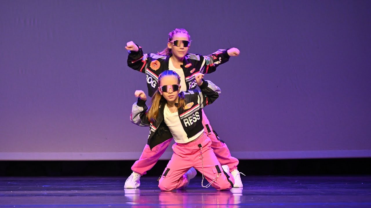 24-25 Qualifier 9 BE - Sia & Helena (FLÖW) // Uptown Funk (Radio Edit) by Mark Ronson