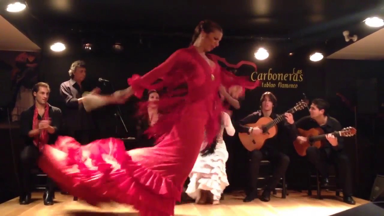 Guajiras con abanico y bata de cola Begoña Arce