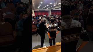 Görünmezli̇k Peleri̇ni̇ Gi̇yi̇ndi̇m