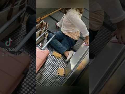 في حادثة مأساوية بتر ساق م سافرة علقت بدرج كهربائي بالمطار هذه الراكبة التايلاندية 57 عام ا