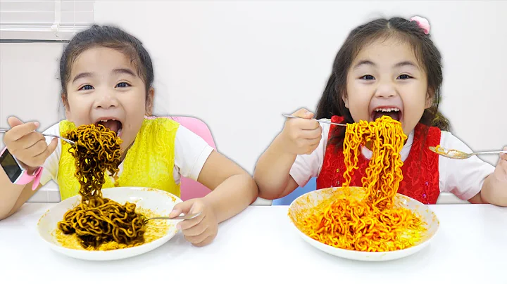 Suri and Annie Pretend Play Making Chocolate and Ketchup Black Noodles with Cooking Toys