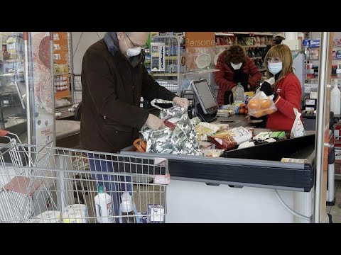 Обеспокоенные итальянцы осаждают супермаркеты