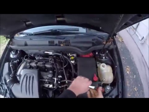 Video: Hur kommer du in i en låst Chevy Cobalt 2007?