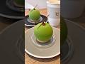 可愛らしいまん丸抹茶ムースケーキ。