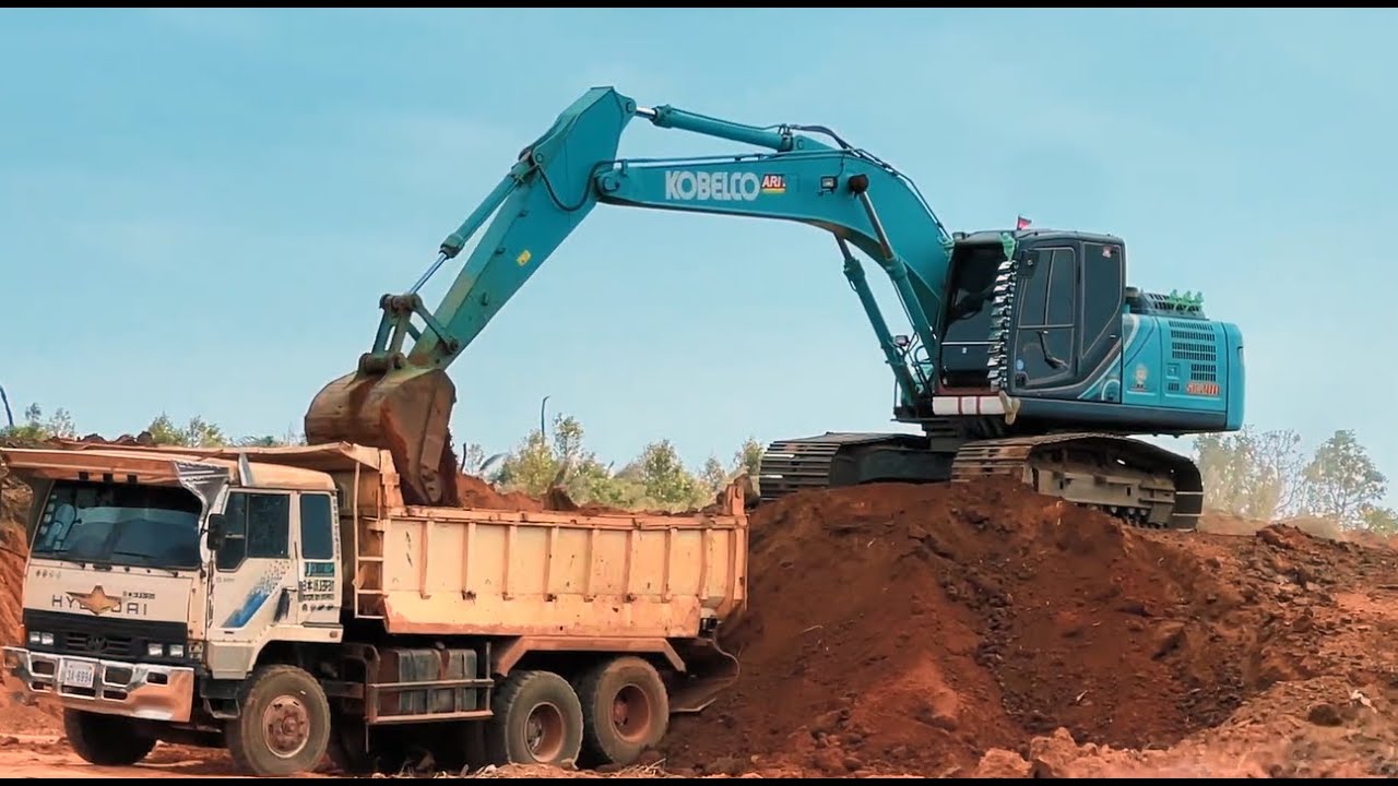 There were so many earthmoving trucks coming, the excavator could barely fit the trucks