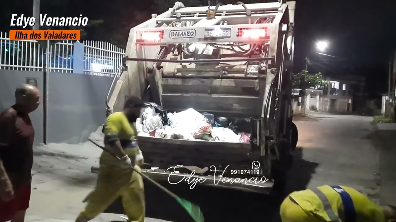 Coletores trabalhando na véspera de natal na Ilha dos Valadares