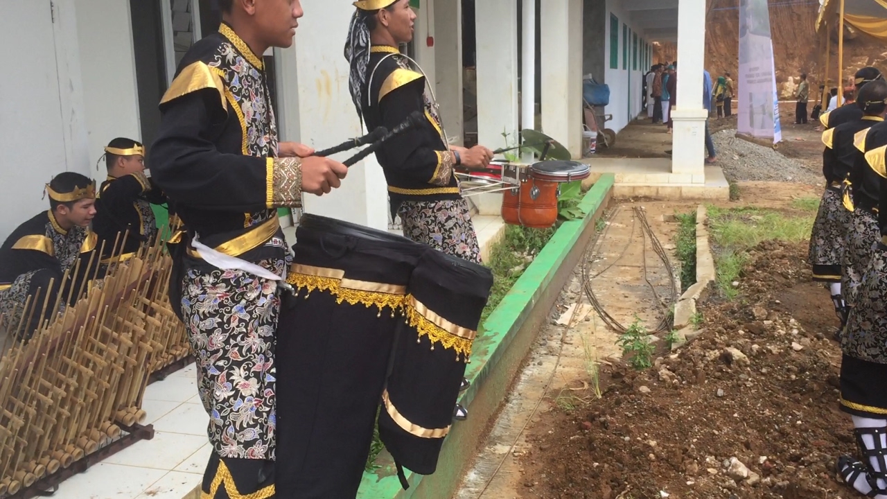 Angklung jogja, ternyata sebutan nya "tektek" di ponpes sirnarasa - YouTube