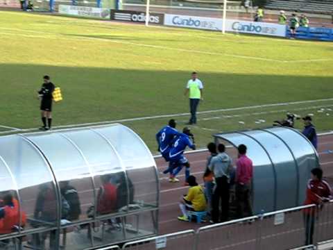 2011年12月11日 銀牌4強 屯門0-1日之泉JC晨曦-基藍馬門前撞入0-1.AVI