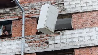 выкинули холодильник из окна 7 этажа выкинули холодильник из окна 7 этажа