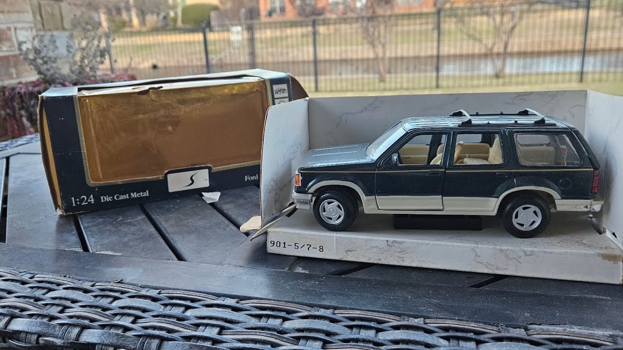 Maisto 1/24 1992 ford explorer unboxing( This is rough!!!) - YouTube