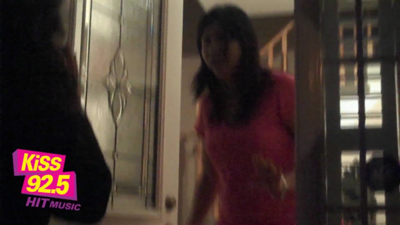 KiSS 92.5 surprises Justin Bieber Winners House at 6:30am!