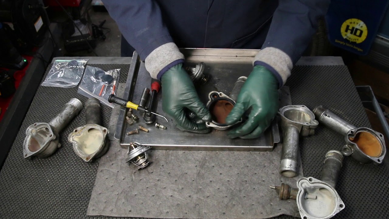 Проверка и ремонт корпуса термостата и водяного насоса на старых автомобилях Mercedes