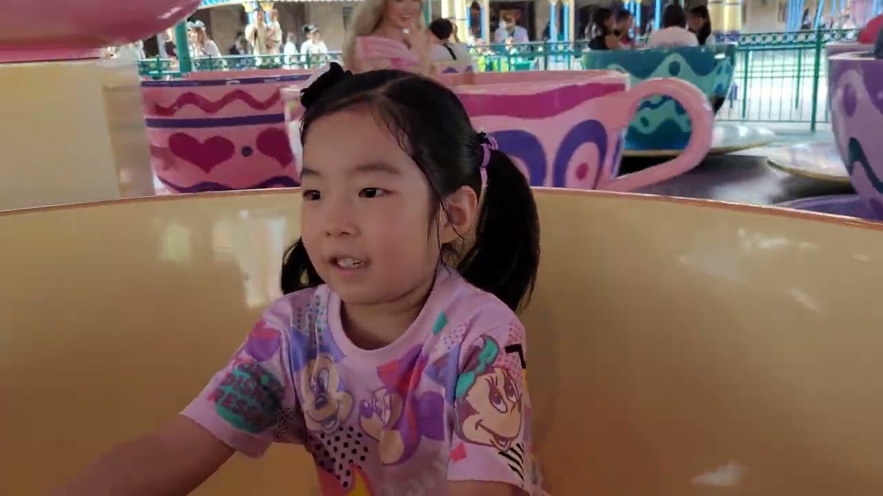 서예주, 일본 도쿄 디즈니랜드 '엘리스 티 파티'  컵 놀이기구 타기~ 왕자 공주님과 함께~