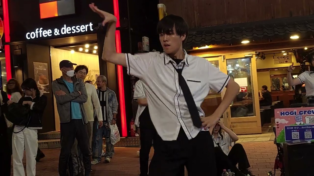 Hongdae busking Crew HOGI 🎒 LE SSERAFIM (르세라핌) 🎤 -  FEARLESS (피어리스) 🎵 dolpari  @crew_hogi_official_