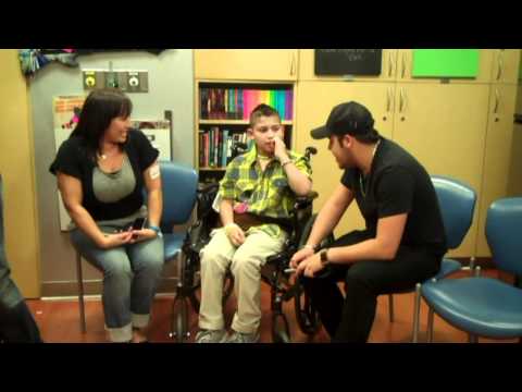 Gerardo Ortiz - Visita Erik en Children's Hospital