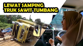 JALANNYA BERGELOMBANG, LEWAT SAMPING TRUK SAWIT TUMBANG