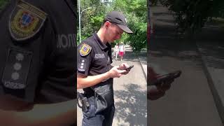 видео: Людина в статусі Людини спілкується з поліцією картинка: Людина в статусі Людини спілкується з поліцією