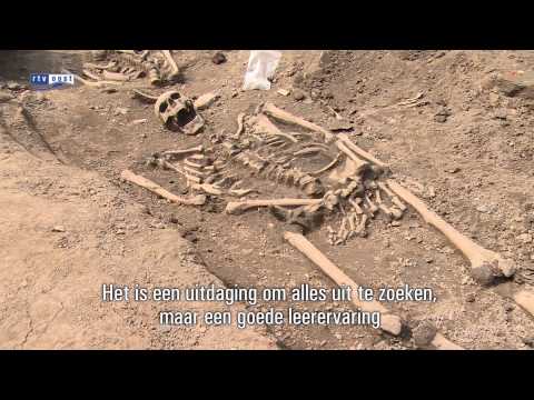 Video: Zeven Skeletten Werden Opgegraven Onder De Veranda Van Het 