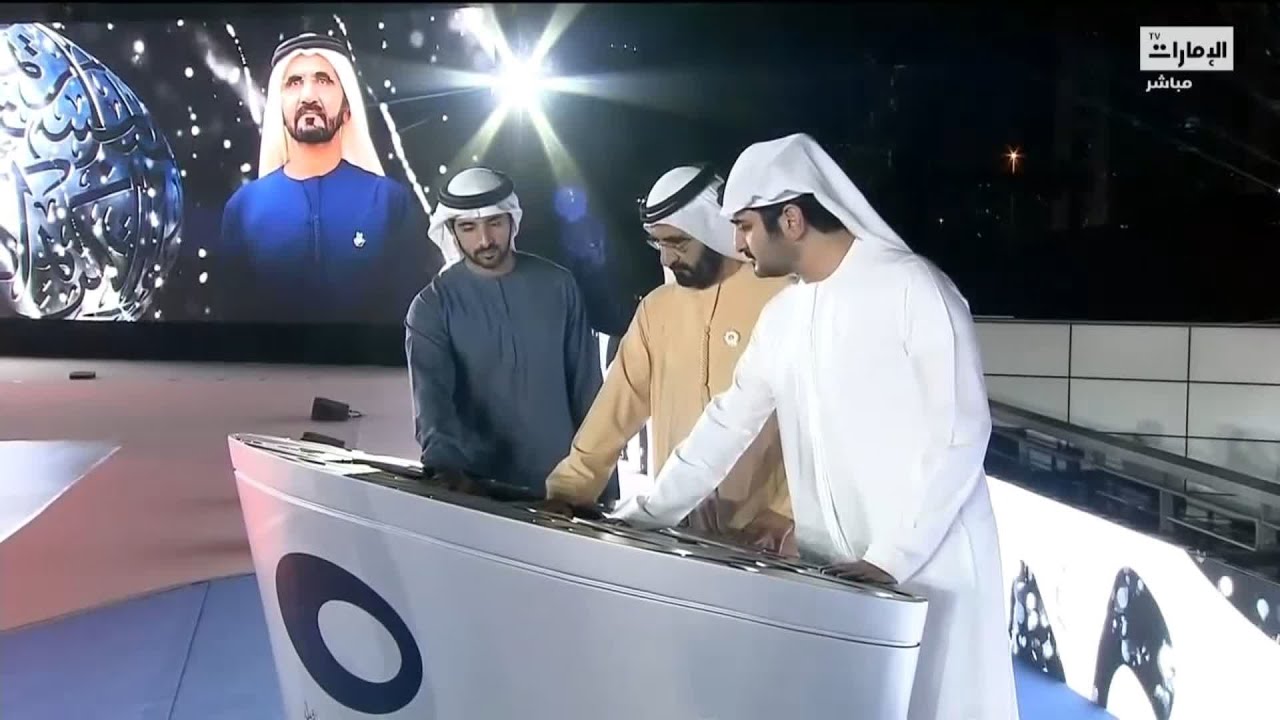 لحظة افتتاح صاحب السمو الشيخ محمد بن راشد آل مكتوم لمتحف المستقبل