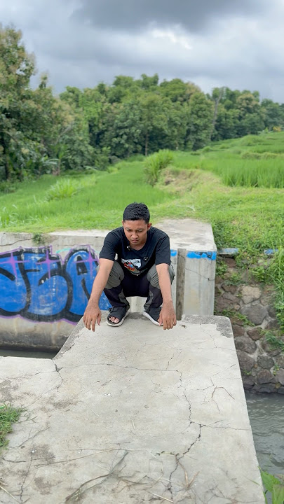 Solution for needing to defecate in the river #solution #survival #bushcraft #life #lifestyle #id...