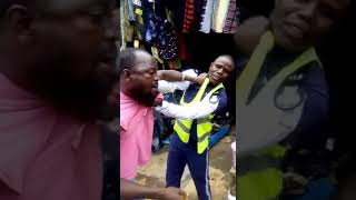 🤦🏾‍♂️Sierra Leone Traffic police got in fight with a Civilian watch this
