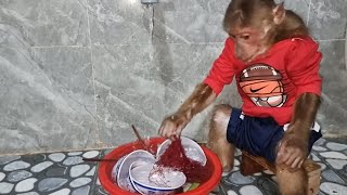 Abu works hard to help his mother wash the dishes